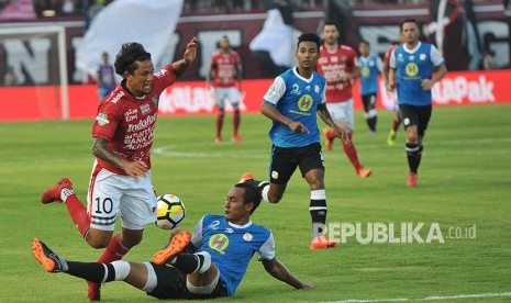 Penyerang  Bali United Irfan Bachdim (kiri).