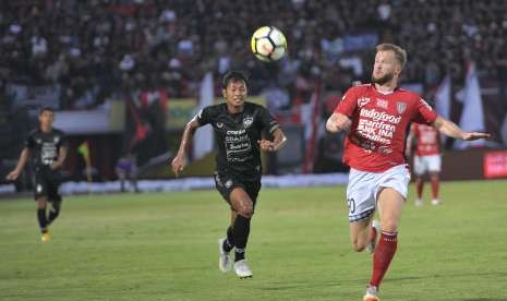 Pemain asing Bali United Melvin Platje (kanan).