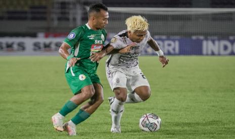 Pesepak bola Bali United Moch Fahmi Al Ayubbi (kanan) berusaha melewati pesepak bola PSS Sleman Irfan Jaya (kiri) pada pertandingan Liga 1 Indonesia di Stadion Manahan, Solo, Jawa Tengah, Rabu (27/10/2021). 