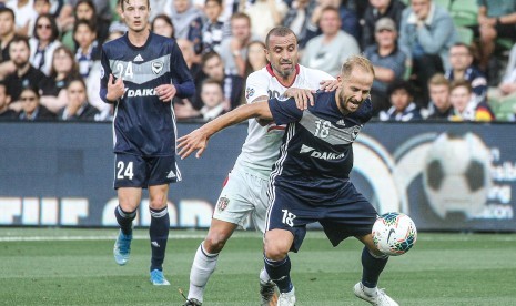 Pesepak bola Bali United Paulo Sergio (kedua kanan) berebut bola dengan pesepak bola Melbourne Victory Migjen Basha pada pertandingan babak penyisihan Liga Champions Asia 2020 di Stadion Aami Park, Melbourne, Australia, Selasa (21/1/2020).