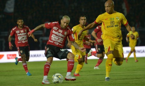 Pesepak bola Bali United, Paulo Sergio (kedua kiri), berupaya melewati pesepak bola Bhayangkara FC, Anderson Aparecido Salles dalam pertandingan Sepak Bola Liga 1 2019 di Stadion I Wayan Dipta, Gianyar, Bali, Selasa (21/5). 