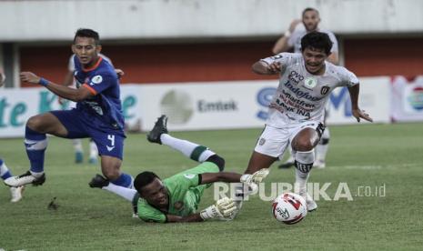 Pemain anyar Bali United Rizky Pellu (kanan).