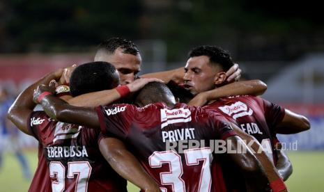 Pesepak bola Bali United Stefano Lilipaly (kanan) melakukan selebrasi bersama rekannya usai mencetak gol ke gawang Persib Bandung saat pertandingan Liga 1 di Stadion I Gusti Ngurah Rai, Denpasar, Bali, Kamis (13/1/2022).