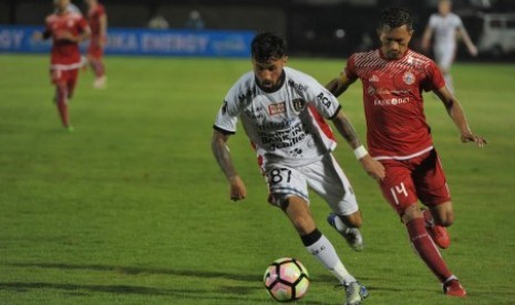 Pesepak bola Bali United Stefano Lilipaly (kiri) berebut bola dengan pesepak bola Persija Ismed Sofyan kanan) dalam pertandingan babak penyisihan Grup D Piala Presiden 2018 di Stadion I Wayan Dipta, Gianyar, Bali, Senin (29/1). Bali United menang atas Persija dengan skor 3-2. 