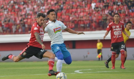 Pesepak bola Bali United Stefano Lilipaly (kiri) menggiring bola dengan dibayangi pesepak bola PSIS Semarang Bayu Nugroho dalam pertandingan Liga 1 2019 di Stadion I Wayan Dipta, Gianyar, Bali, Sabtu (22/6).