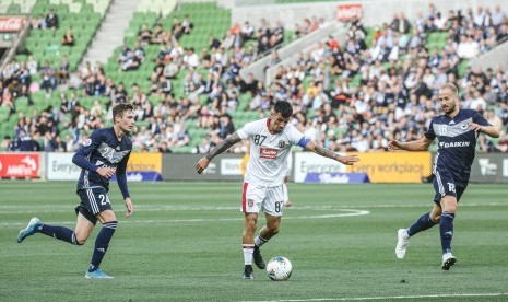 Pemain Bali United Stefano Lilipay (membawa bola) saat berlaga pada pertandingan babak penyisihan Liga Champions Asia 2020 menghadapi Melbourne Victory. (ilustrasi)