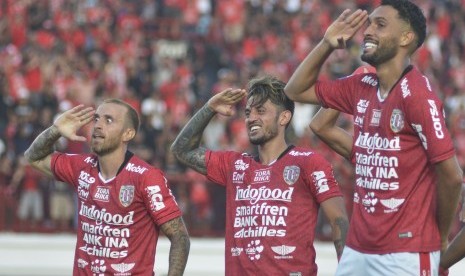 Pesepak bola Bali United Stefano Lilipaly (tengah), Paulo Sergio (kiri) dan Willian Pacheco (kanan) melakukan selebrasi usai mencetak gol ke gawang Persija Jakarta saat pertandingan leg pertama perempat final Piala Indonesia di Stadion Kapten I Wayan Dipta, Gianyar, Bali, Jumat (26/4/2019). 