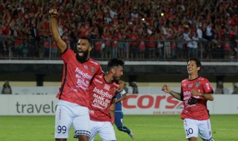 Pesepak bola Bali United Sylvano Dominique (kiri) bersama Stefano Lilipaly (tengah) dan Irfan Bachdim melakukan selebrasi setelah berhasil mencetak gol ke gawang Arema FC pada pertandingan Go-Jek Traveloka Liga 1 di Stadion Wayan Dipta Gianyar, Bali, Ahad (8/10).