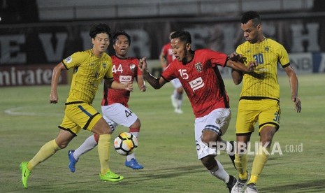 Pesepak bola Bali United Yandi Sofyan (kedua kiri) berebut bola melewati pesepak bola Global Cebu Filipina Wesley Dos Santos (kanan) dalam pertandingan Grup G Piala AFC 2018 di Stadion I Wayan Dipta, Gianyar, Bali, Rabu (25/4). 