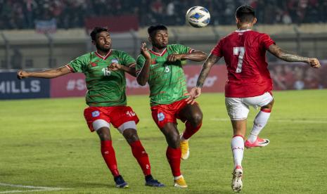 Pesepak bola Bangladesh Rimon Hossain (kiri) dan Yeasin Arafat (kedua kiri) membayangi pesepak bola Timnas Indonesia Stefano Jantje Lilipaly (kanan) saat laga persahabatan FIFA di Stadion Si Jalak Harupat, Kabupaten Bandung, Jawa Barat, Rabu (1/6/2022).