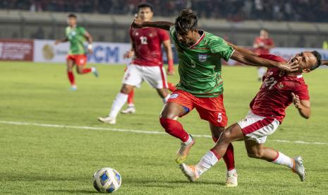 Pesepak bola Bangladesh Tutul Hosaini (kedua kanan) menghadang pesepak bola Timnas Indonesia Irfan Jaya (kanan) saat laga persahabatan FIFA di Stadion Si Jalak Harupat, Kabupaten Bandung, Jawa Barat, Rabu (1/6/2022).