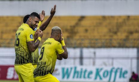 Pesepak bola Barito Putera Rafael Feital Da Silva (kanan) melakukan serlebrasi bersama rekan setimnya usai mencetak gol ke gawang Persik Kediri saat pertandingan BRI Liga 1 di Stadion Demang Lehman Martapura, Kabupaten Banjar, Kalimantan Selatan, Kamis (29/9/2022). Skor untuk sementara hingga babak pertama berakhir 1-1. 