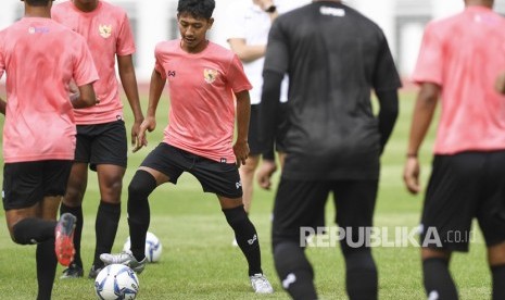 Pesepak bola Beckham Putra Nugraha (ketiga kiri) mengikuti seleksi pemain Timnas Indonesia U-19 di Stadion Wibawa Mukti, Cikarang, Bekasi, Jawa Barat, Senin (13/1/2020).