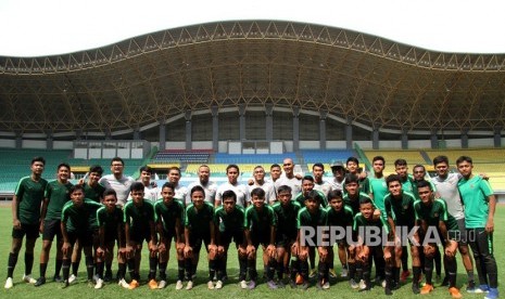 Pesepak bola bersama pelatih tim nasional (timnas) Indonesia U-16 berpose usai mengikuti latihan di Lapangan Stadion Patriot Candrabhaga, Bekasi, Jawa Barat, Selasa (17/12/2019).