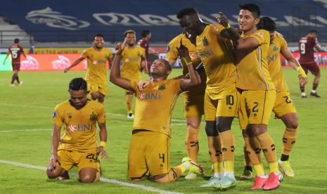 Pesepak bola Bhayangkara FC Anderson Salles (tengah) dan rekan setimnya berselebrasi usai mencetak gol ke gawang Borneo FC pada pertandingan Liga 1 di Stadion Kapten I Wayan Dipta, Gianyar, Bali, Rabu (16/2/2022). Pertandingan tersebut berakhir imbang dengan skor 1-1.