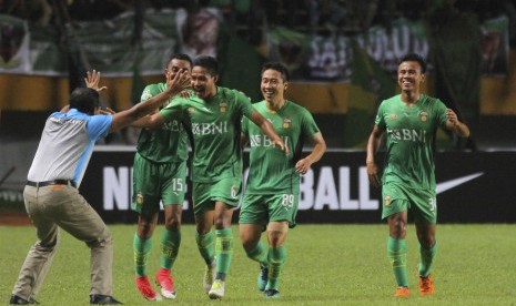 Pesepak bola Bhayangkara FC Evan Dimas Darmono (tengah) melakukan selebrasi bersama rekan-rekannya setelah menjebol gawang Sriwijaya FC dalam pertandingan Liga 1 di Stadion Gelora Sriwijaya Jakabaring (GSJ), Jakabaring Sport City (JSC), Palembang, Sumatra Selatan, Rabu (3/5). Bhayangkara akan melawan Persiba pada pekan ke-11 Liga 1.