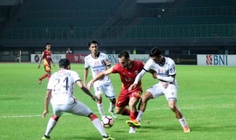 Pesepak bola Bhayangkara FC Ilija Spasojevic (kedua kanan) berusaha menguasai bola dengan pengawalan ketat tiga pesepak bola Bali United AHN Byungkeon (kanan), Ricky Fajrin (kiri), dan Fadil (kedua kiri) pada Gojek Traveloka Liga 1, di Stadion Patriot Candrabhaga, Bekasi, Jawa Barat, Jumat (29/9/). Bhayangkara FC menang atas Bali United dengan skor akhir 3-2.