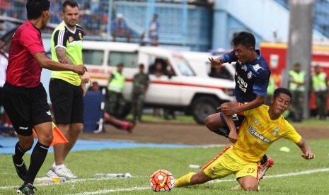 Pesepak bola Bhayangkara FC Indra Kahfi (kanan) berusaha merebut bola dari pesepak bola Arema FC Dedik Setiawan (kedua kanan) dalam pertandingan Piala Presiden di Stadion Kanjuruhan, Malang, Jawa Timur, Ahad, (5/2). Arema akan dijamu Mitra Kukar akhir pekan ini.