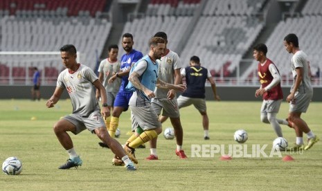 Pesepak bola Bhayangkara FC melakukan latihan. (Ilustrasi)