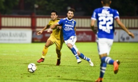 Pesepak bola Bhayangkara FC Nurhidayat (kiri) berebut bola dengan pesepak bola Persib Bandung Jonatan Jesus Bauman (tengah) dalam pertandingan Liga 1 2018 di Stadion PTIK, Jakarta, Sabtu (3/11). Bhayangkara FC kalah dari Persib Bandung dengan skor 1-2. 