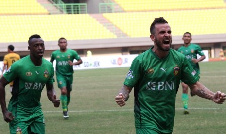 Pesepak bola Bhayangkara FC Paulo Sergio Moreira Goncalves (kanan) melakukan selebrasi usai mencetak gol ke gawang Mitra Kukar FC pada pertandingan Liga 1, di Stadion Patriot Candrabhaga, Bekasi, Jawa Barat, Jumat (21/7). 