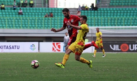 Pesepak bola Bhayangkara FC Paulo Sergio Moreira Goncalves (kanan) berebut bola dengan pesepak bola Persiba Balikpapan Srdan Lopicic (kiri) pada pertandingan Gojek Traveloka Liga 1, di Stadion Patriot Candrabhaga, Bekasi, Jawa Barat, Ahad (8/10).