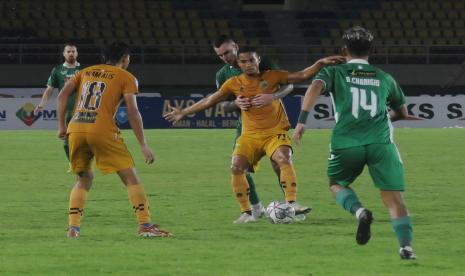 Pesepak bola Bhayangkara FC Renan Da Silva (tengah) menghadang pesepak bola PSS Sleman pada pertandingan Liga 1 di Stadion Manahan, Solo, Jawa Tengah, Senin (22/11/2021). PSS Sleman dan Bhayangkara FC bermain imbang dengan skor 0-0.