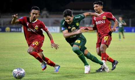 Pesepak bola Bhayangkara FC Sani Rizki Fauzi (kiri) dan T. M. Ichsan (kanan) berupaya menghadang pesepak bola Persebaya Surabaya Bruno Moreira Soares (tengah) saat pertandingan Liga 1 di Stadion I Gusti Ngurah Rai, Denpasar, Bali, Selasa (18/1/2022). Bhayangkara FC berhasil mengalahkan Persebaya Surabaya dengan skor 2-1.