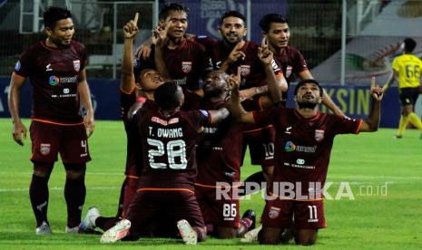 Para pesepak bola Borneo FC saat merayakan gol. Skuad Borneo FC dipastikan pincang kontra Bali United FC pada laga pekan ke-21 BRI Liga 1 2021/2022, Sabtu (29/1/2022). 