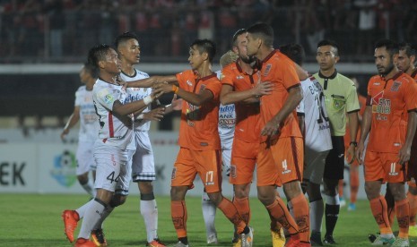 Pesepak bola Borneo FC Matheus Henrique Do Carmo Lopes (kelima kiri) terlibat keributan dengan pesepak bola Bali United I Gede Sukadana Pratama (kiri) dalam pertandingan Liga 1 di Stadion I Wayan Dipta, Gianyar, Bali, Ahad (14/5). 