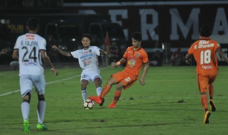 Pesepak bola Borneo FC Wahyudi Setiawan Hamisi (kedua kanan) berebut bola dengan pesepak bola Bali United Irfan Bachdim (kedua kiri) dalam Pertandingan Sepak Bola Liga 1 di Stadion I Wayan Dipta, Gianyar, Bali, Ahad (14/5).