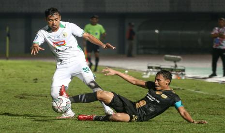 Pesepak bola Dewa United Dias Angga (kanan) berebut bola dengan pesepak bola PSS Sleman Komarudin (kiri) pada llaga anjutan BRI Liga 1 di Stadion Indomilk Arena, Tangerang, Banten, Ahad (4/9/2022). Pertandingan tersebut berakhir imbang 0-0. 