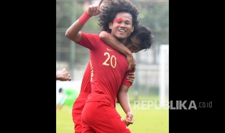 Pesepak bola Indonesia Bagus Kahfi (kiri) melakukan selebrasi bersama rekannya David Maulana (kanan) usai mencetak gol ke gawang Filipina saat bertanding pada grup A Piala AFF U-18 2019 di Stadion Binh Duong 2 di Provinsi Binh Duong, Vietnam, Selasa (6/8/2019). 