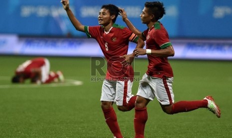 Pesepak bola Indonesia Evan Dimas (kiri) melakukan selebrasi usai menjebol gawang Filipina dalam pertandingan putaran I Sepak Bola SEA Games ke-28, di Stadion Jalan Besar, Singapura, Selasa (9/6).(Antara/Wahyu Putro)