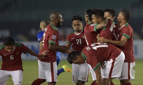 Pesepak bola Indonesia Fachruddin  Wahyudi Aryanto (ketiga kanan) merayakan gol bersama rekannya usai menjebol gawang Filipina pada putaran final Grup A AFF Suzuki 2016 di Philippinne Sport Stadium, Bocaue, Bulacan, Filipina, Selasa (22/11).