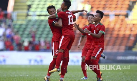  Pesepak bola Indonesia Febri Hariyadi, melakukan  selebrasi dengan rekan setimnya setelah dia mencetak gol melawan Kamboja dalam pertandingan SEA Games di Shah Alam, Malaysia, Kamis, (24/8) .