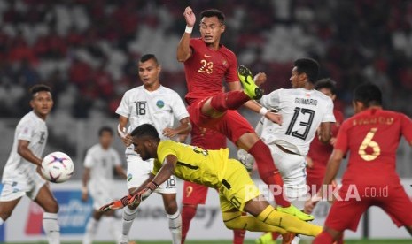 Pesepak bola Indonesia Hansamu Yama (atas) berebut bola dengan sejumlah pesepak bola Timor Leste dalam laga lanjutan Piala AFF 2018 di Jakarta, Selasa (13/11/2018).