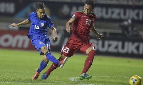 Pesepak bola Indonesia Hansamu Yama Pranata (kanan) mencoba menghalangi tendangan pesepak bola Thailand Chanathip Songkrasin pada putaran pertama final AFF Suzuki Cup 2016 di Stadion Pakansari, Kabupaten Bogor, Jabar, Rabu (14/12).