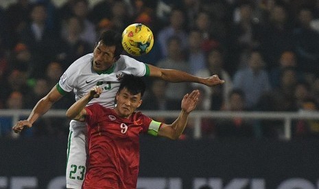 Pesepak bola Indonesia Hansamu Yama Pranata (kiri) berebut bola dengan pesepak bola Vietnam Le Cong Vinh (kanan) pada babak semi final putaran kedua AFF Suzuki Cup 2016 di Stadion Nasional My Dinh, Hanoi, Vietnam, Rabu (7/12). 