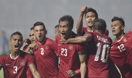 Pesepak bola Indonesia Hansamu Yama Pranata (tengah) meluapkan kegembiraan bersama rekan satu tim setelah membobol gawang Thailand pada putaran pertama final AFF Suzuki Cup 2016 di Stadion Pakansari, Kabupaten Bogor, Jabar, Rabu (14/12).