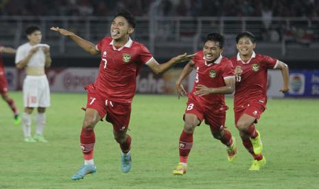 Pesepak bola Indonesia Marselino Ferdinan (kedua kiri) melakukan selebrasi bersama rekannya usai mencetak gol ke gawang tim Vetnam saat pertandingan babak kualifikasi Piala Asia U-20 2023 Grup F di Stadion Gelora Bung Tomo, Surabaya, Jawa Timur, Ahad (18/9/2022). Di putaran final yang akan berlangsung di Uzbekistan tahun depan, Indonesia tergabung dalam Grup A bersama tuan rumah. (ilustrasi)