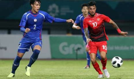 Pesepak bola Indonesia Stefano Lilipaly (kanan) berebut bola dengan pesepak bola Chinese Taipei Wang Ruai pada pertandingan Grup A Asian Games ke-18 di Stadion Patriot, Bekasi Minggu (12/8). 