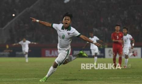 Pesepak bola U-16 Indonesia Andre Oktaviansyah melakukan selebrasi ketika berhasil mencetak gol ke gawang Vietnam U-16.