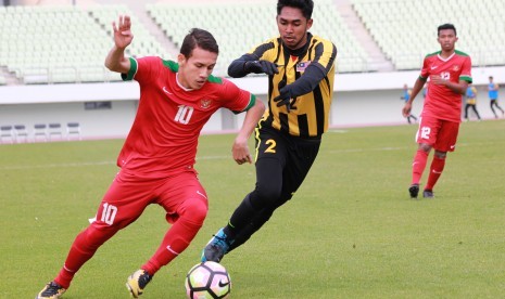 Pesepak bola Indonesia U-19 Egy Maulana Vikri (kiri) mencoba melewati hadangan pesepak bola Malaysia Shivan Pillay pada Kualifikasi Piala Asia U-19 2018 di Paju Public Stadium, Korea Selatan, Senin (6/11). 