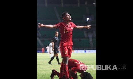 Pesepak bola Indonesia U-19 Muhammad Fajar Fathur Rachman (kiri) 