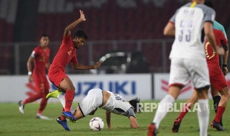 Pesepak bola Indonesia Zulfiandi (kiri) berebut bola dengan pesepak bola Filipina Jovin Hervas (kanan) dalam laga lanjutan Piala AFF 2018 di Stadion Gelora Bung Karno, Jakarta, Ahad (25/11/2018). 