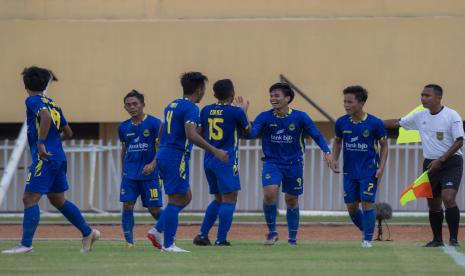 Pesepak bola Jawa Barat Muchamad Wildan Ramdhani Nugraha (ketiga kanan) bersama rekan setimnya meluapkan kegembiraannya usai mencetak gol ke gawang NTT saat pertandingan penyisihan Sepak Bola putra PON Papua di Stadion Mandala, Kota Jayapura, Papua, Kamis (30/9/2021). Jawa Barat menang tipis atas NTT dengan skor akhir 1-0.