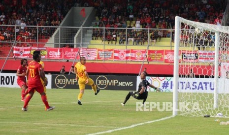 Pesepak bola Kalteng Putra Da Conceicao Hedipo Gustavo (kiri) mencetak gol ke gawang Bhayangkara FC dalam pertandingan lanjutan Liga 1 2019 di Stadion Tuah Pahoe Palangkaraya, Kalimantan Tengah, Ahad (25/8/2019). 