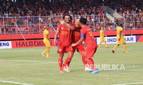 Pesepak bola Kalteng Putra Da Conceicao Hedipo Gustavo (kiri) melakukan selebrasi bersama rekan timnya usai mencetak gol ke gawang Bhayangkara FC dalam pertandingan lanjutan Liga 1 2019 di Stadion Tuah Pahoe Palangkaraya, Kalimantan Tengah, Ahad (25/8/2019).