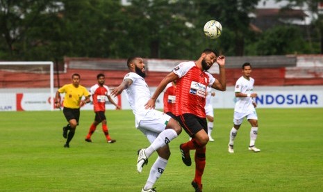 Pesepak bola Kalteng Putra FC Rafael De Jesus (ketiga kiri) berebut bola dengan pesepak bola Persipura Jayapura Luis Carlos Rocha Da Silva (kedua kanan) saat Laga Piala Presiden 2019 di Stadion Moch. Soebroto, Kota Magelang, Jawa Tengah, Sabtu (16/3/2019). 